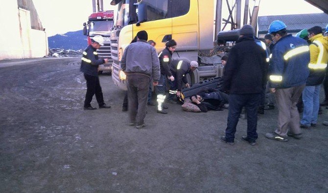 İki kamyonun arasında sıkışan şoför yaralandı