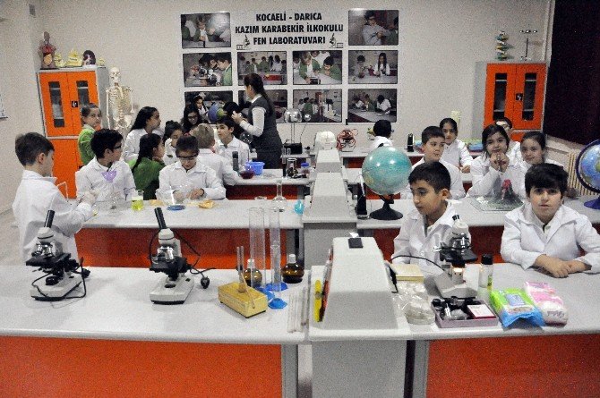 Ünlü Komedyen Cem Yılmaz, İlkokulda Fen Laboratuvarı açtı