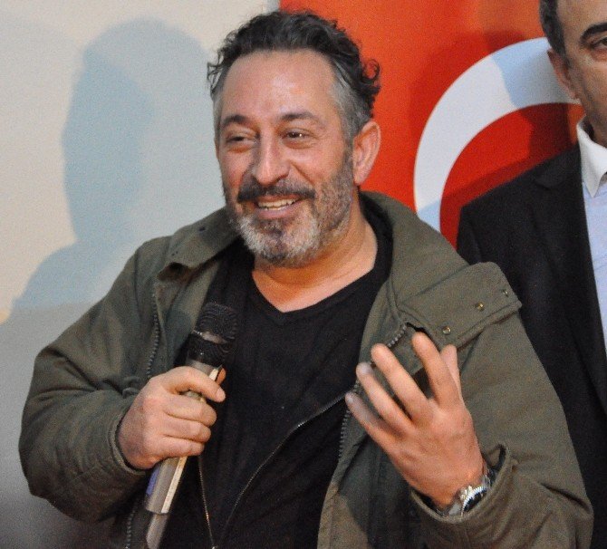 Ünlü Komedyen Cem Yılmaz, İlkokulda Fen Laboratuvarı açtı