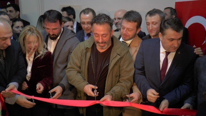 Ünlü Komedyen Cem Yılmaz, İlkokulda Fen Laboratuvarı açtı