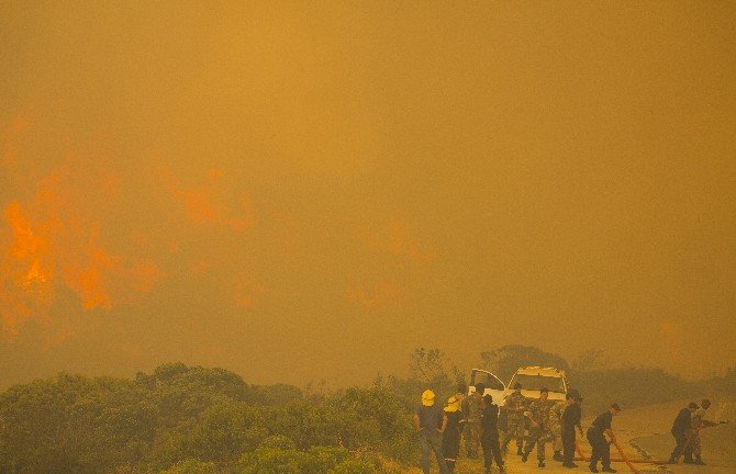 Güney Afrika’da Ümit Burnu’ndaki yangın söndürülemiyor