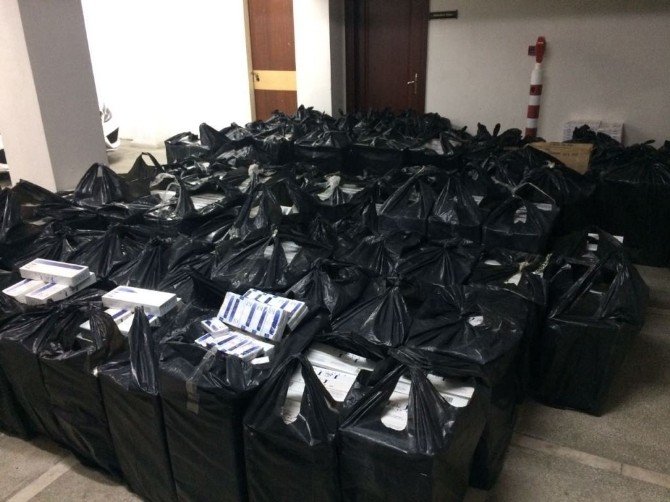 Ev eşyaları arasına gizlenmiş 64 bin 160 paket kaçak sigara ele geçirildi
