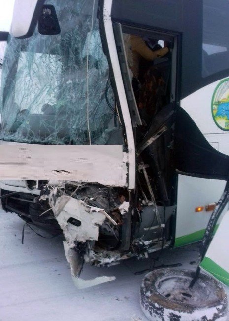 Elazığ’da otobüs ile pikap çarpıştı: 6 yaralı