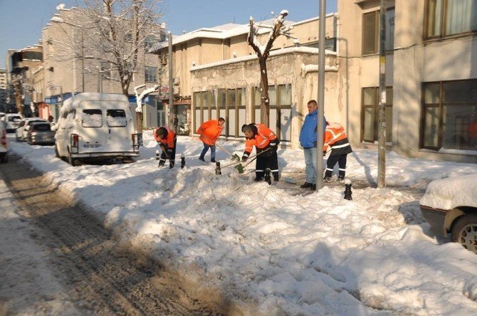 Kırklareli’nde kar temizliği devam ediyor