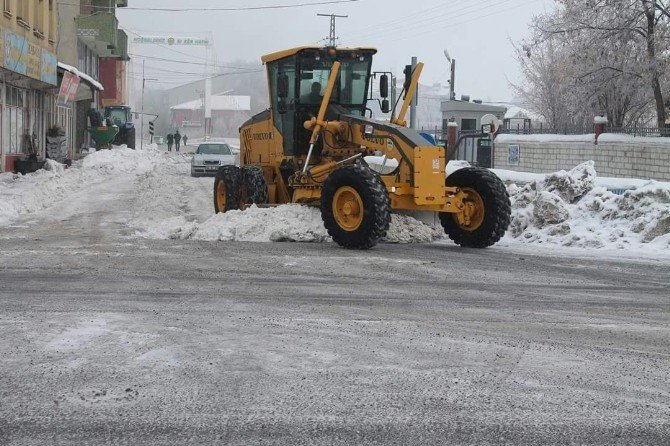 Tutak belediyesi kar temizleme çalışmalarına başladı