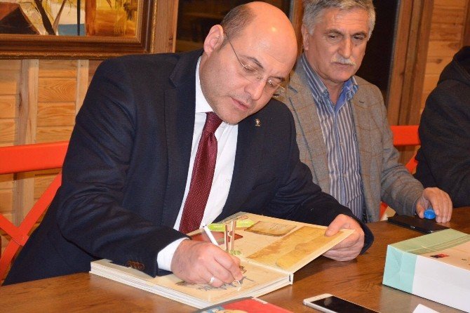Başkan Ali Çetinbaş’tan, Gediz Kütüphanesi’ne ’Kütahya Tarih Atlası’