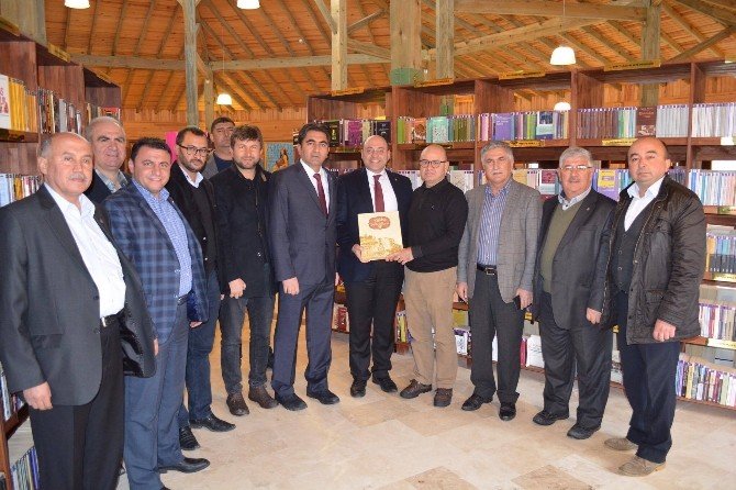 Başkan Ali Çetinbaş’tan, Gediz Kütüphanesi’ne ’Kütahya Tarih Atlası’
