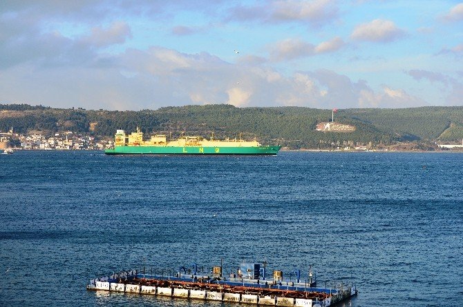 Doğalgaz tankeri Çanakkale Boğazı’nı kapattı