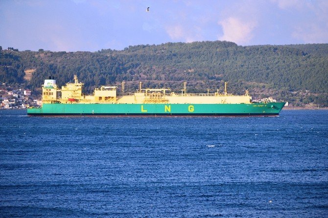 Doğalgaz tankeri Çanakkale Boğazı’nı kapattı