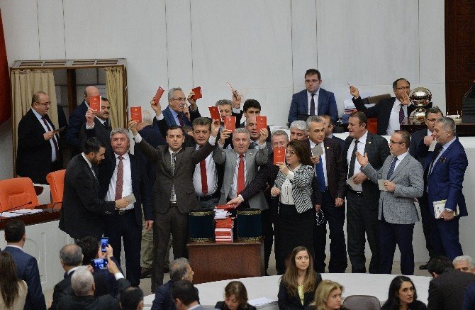 CHP milletvekillerinden ’Anayasa’lı protesto