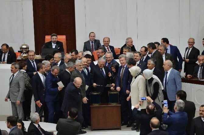 CHP milletvekillerinden ’Anayasa’lı protesto