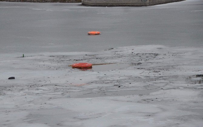 Bisikletle geçtikleri çayın üzerindeki buz kırıldı, 2 çocuk hayatını kaybetti