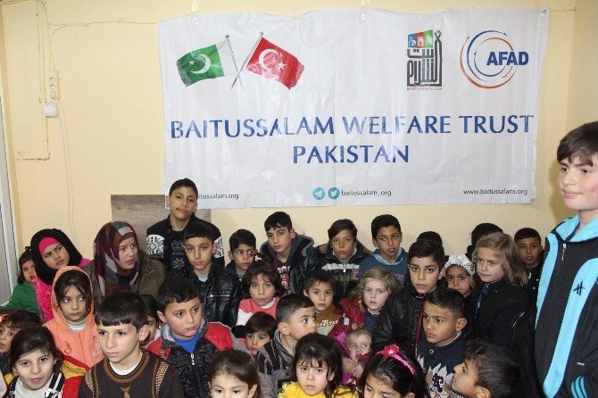 Pakistanlı heyet, Suriyeli yetim çocuklara ayakkabı ve giysi dağıttı