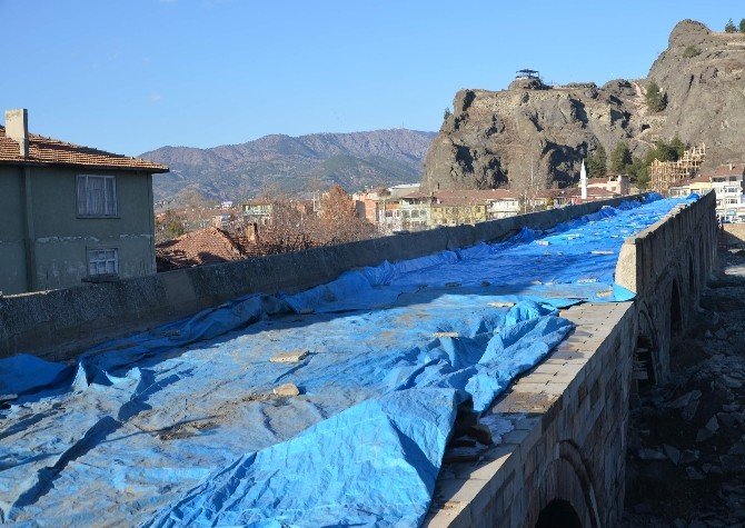 Koyunbaba Köprüsü’ndeki restorasyon çalışmalarının durmasına tepki