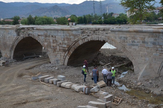 Koyunbaba Köprüsü’ndeki restorasyon çalışmalarının durmasına tepki