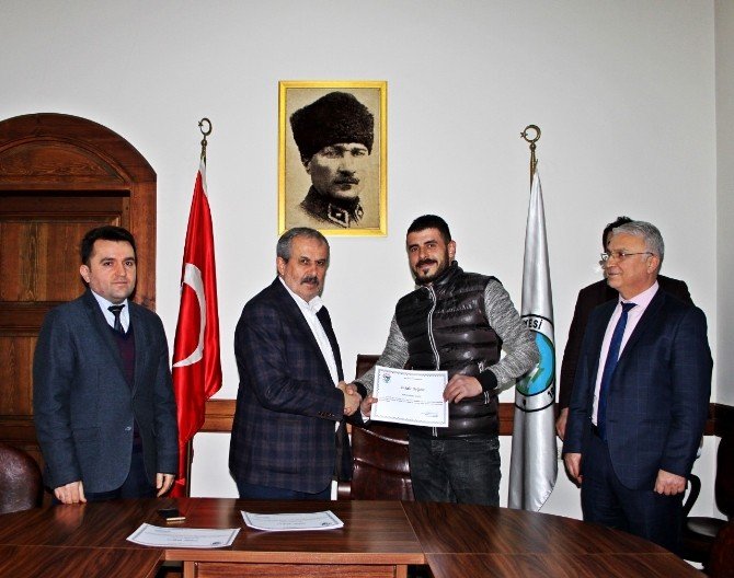 Başkan Ayanoğlu’dan Belediye personeline takdirname