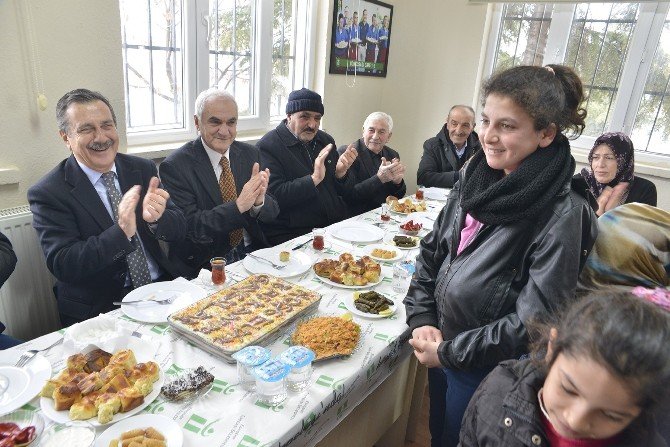 Başkan Ataç belde evindeki kadınlarla buluştu