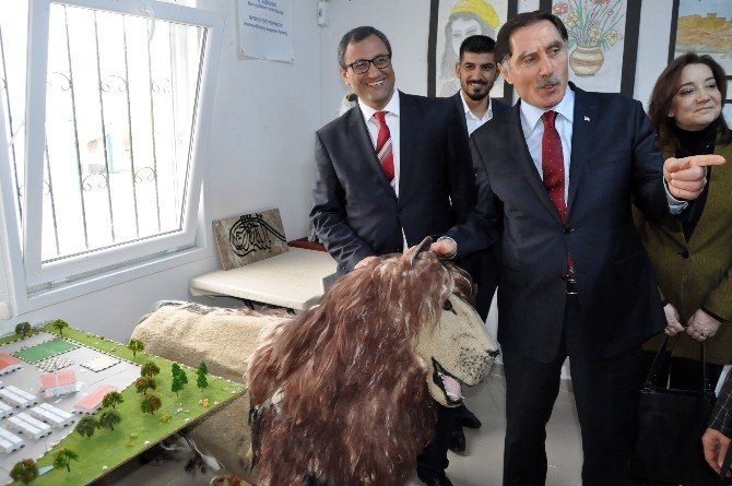 Kamu Başdenetçisi Malkoç Gaziantep’teki çadır kenti ziyaret etti