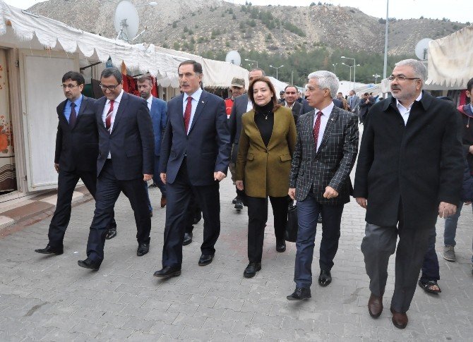 Kamu Başdenetçisi Malkoç Gaziantep’teki çadır kenti ziyaret etti