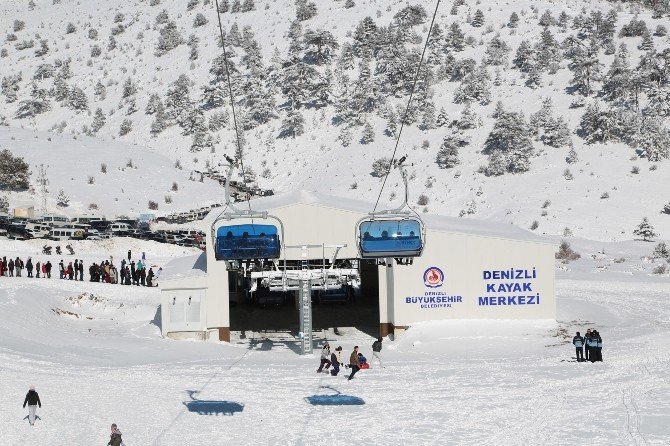 Denizli Kayak Merkezi hafta sonu 5 bin kişiyi ağırladı