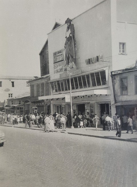 İzmir’in unutulan sinemaları ve sinema kültürüne akademik katkı