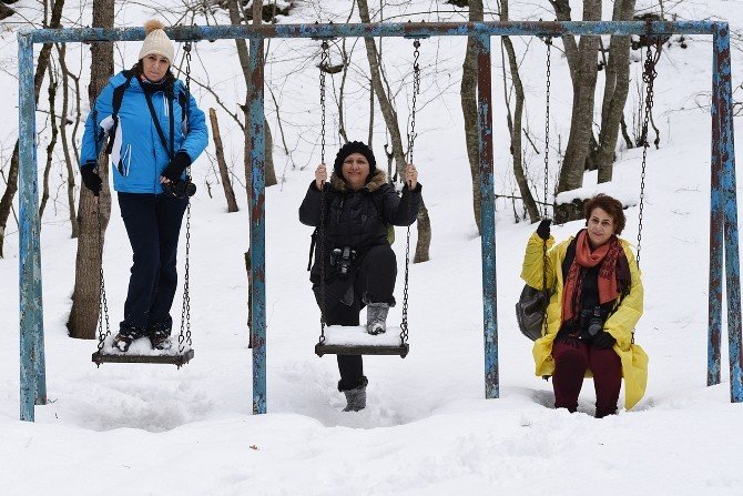 Buz tutan Beşikderesi şelalesi kış turizmcilerin ilgi odağı
