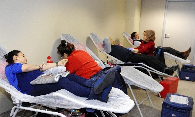 İhlas Holding çalışanlarından Türk Kızılayı’na kan bağışı