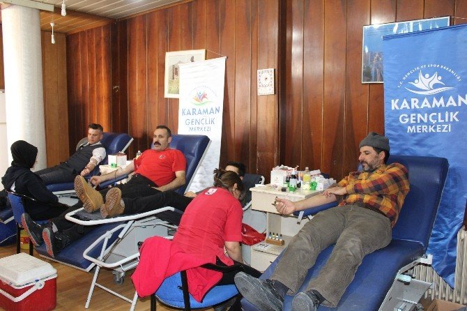 Gençlik merkezi üyelerinden kan bağışı