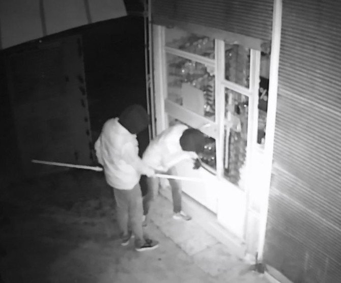 Hırsızlar güvenlik kameralarına yakalandı