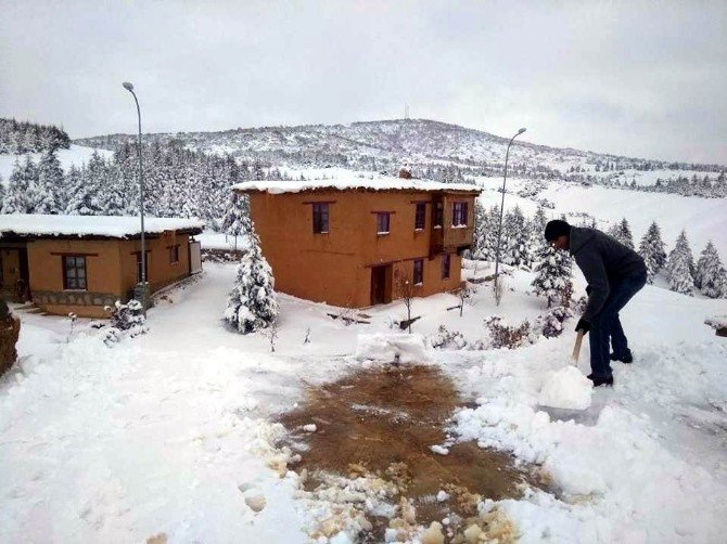 Kerpiç evlerin çatıları çökme tehlikesine karşın kardan temizleniyor