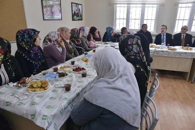 Başkan Ataç belde evindeki kadınlarla buluştu