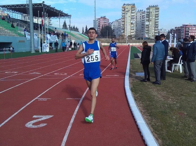 Adilcevazlı Umut atletizmde Türkiye birincisi oldu