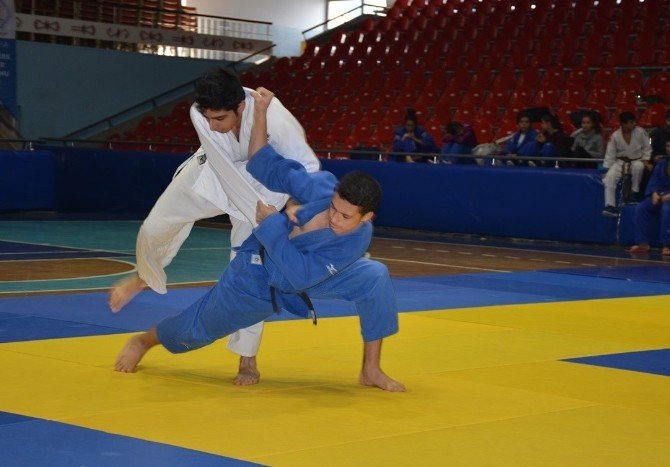 Manisa Büyükşehir judoda rakip tanımıyor
