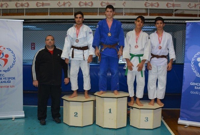 Manisa Büyükşehir judoda rakip tanımıyor
