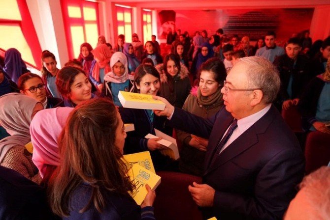 Başkan Kutlu, öğrencilere kitap dağıttı