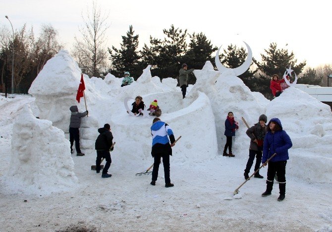 İlköğretim öğrencileri Sarıkamış Şehitlerinin kardan heykellerini yaptı