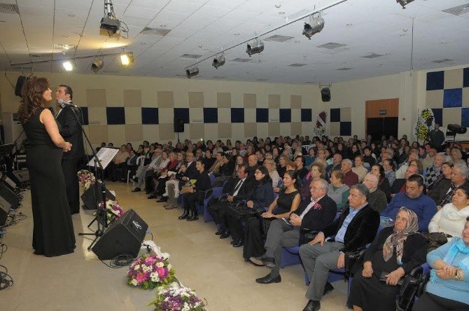 Çeşme’de kış konserine yoğun ilgi