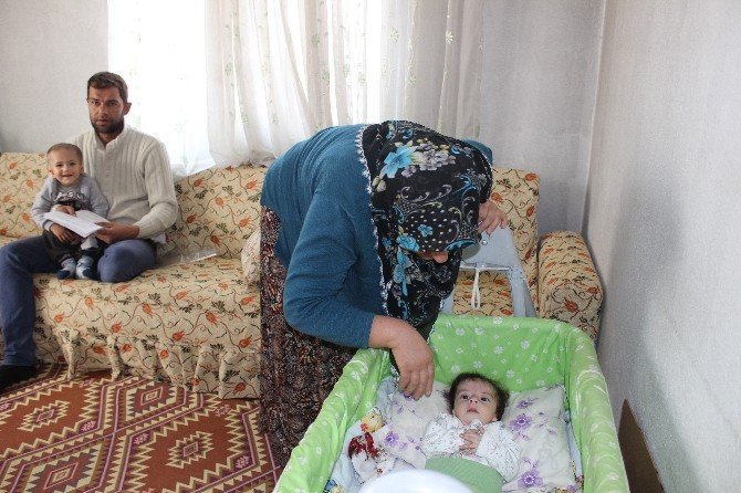 Kulakları olmayan bebek ameliyat olmayı bekliyor