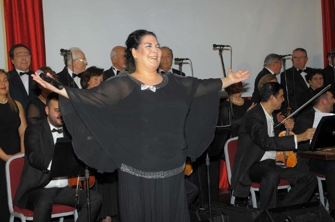 Çeşme’de kış konserine yoğun ilgi