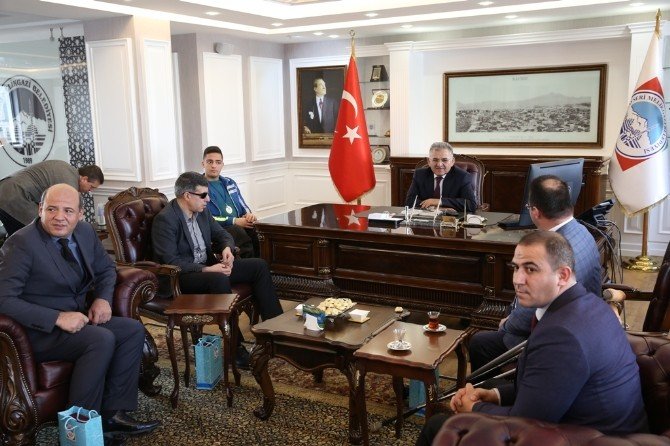 Engelli Basketbolcu Burak Şen Başkan Büyükkılıç’ı ziyaret etti