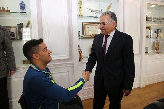 Engelli Basketbolcu Burak Şen Başkan Büyükkılıç’ı ziyaret etti