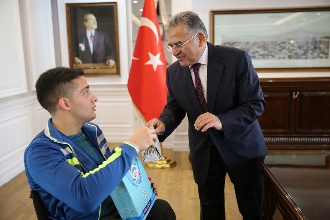 Engelli Basketbolcu Burak Şen Başkan Büyükkılıç’ı ziyaret etti