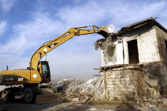 Sel sularının tahrip ettiği ev, sahiplerinin talebi üzerine yıkıldı