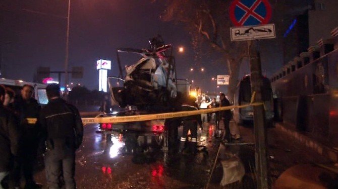 Başkent’te ticari araç polis otosuna çarptı: 2’si polis 3 yaralı