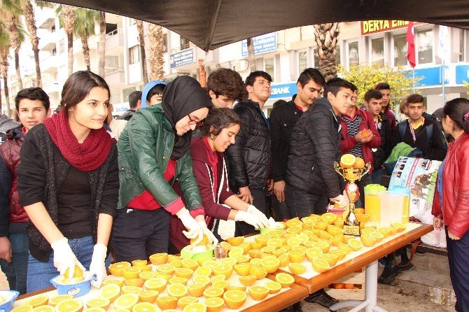Kumluca’da öğrenciler portakal suyu dağıttı