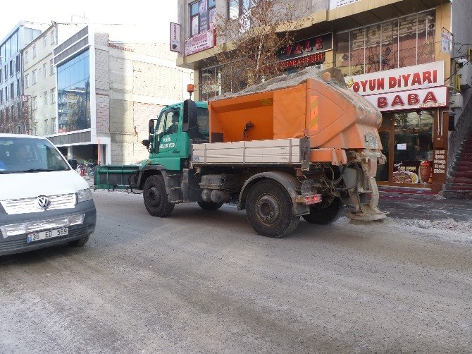 Kars Belediyesi, etkili olan kar yağışının ardından çalışmalarını aralıksız sürdürüyor