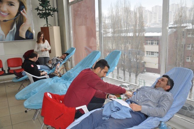 Kan bağışı çağrısı Kars’ta vatandaşları harekete geçirdi