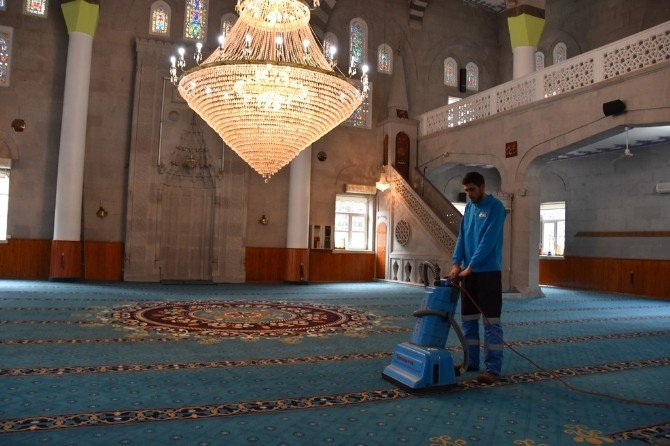 Kocasinan Belediyesi 239 Camiyi Periyodik Şekilde Temizliyor