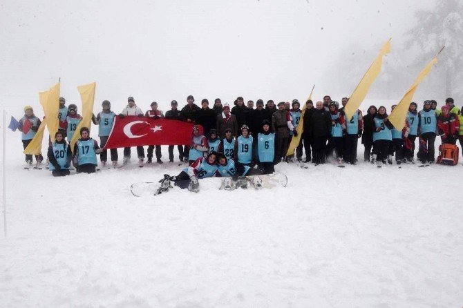 Gediz Muratdağı’nda kayak sezonu açıldı