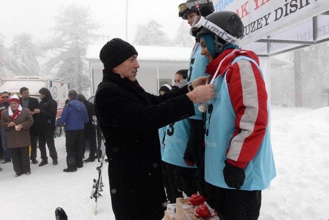 Gediz Muratdağı’nda kayak sezonu açıldı
